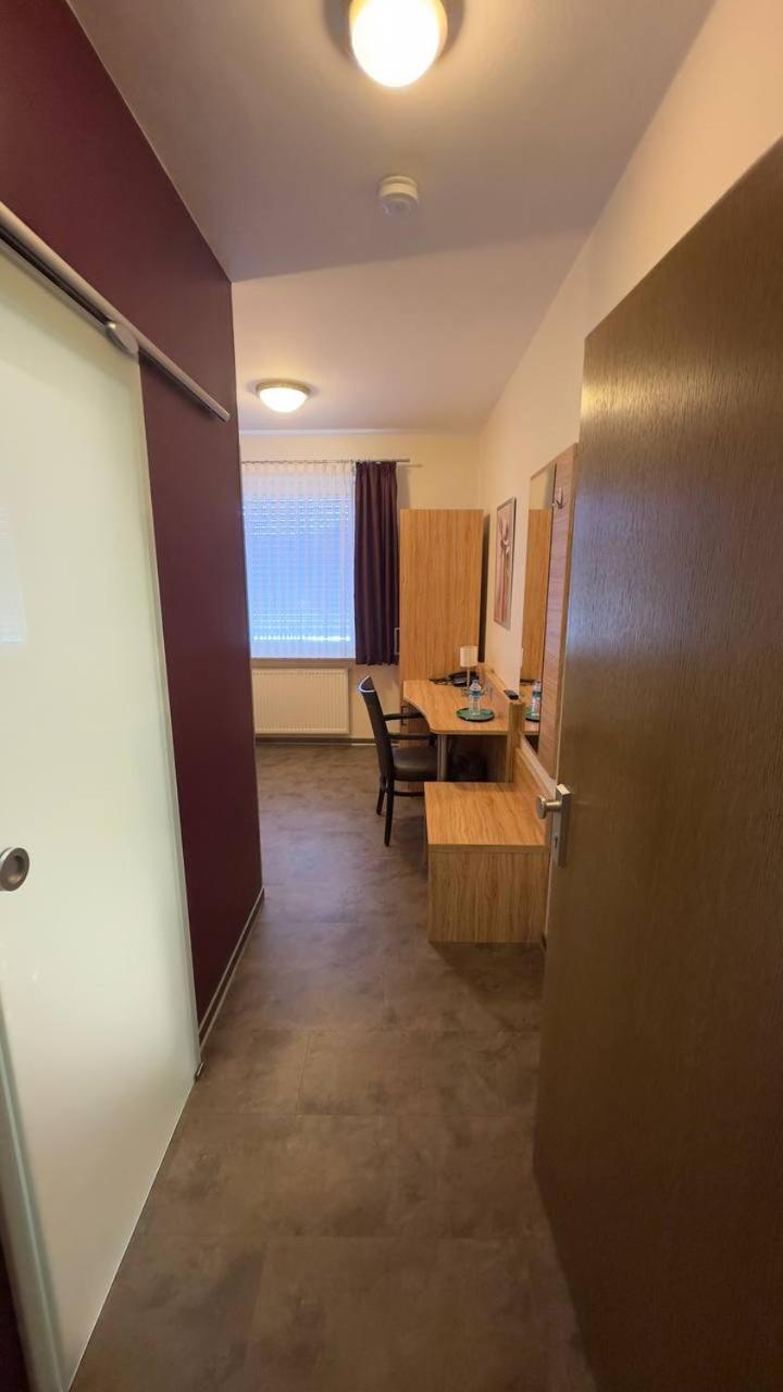 Hotel Ishi Inn Wolfsburg Bagian luar foto