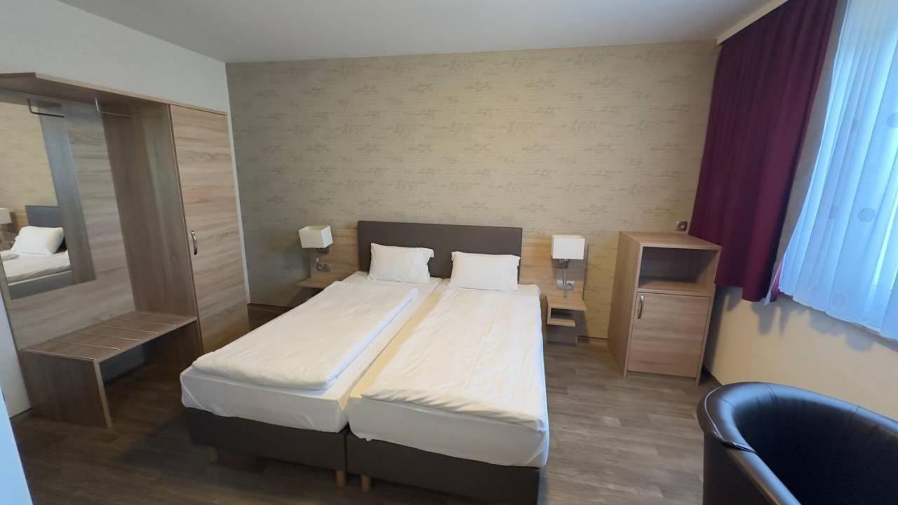 Hotel Ishi Inn Wolfsburg Bagian luar foto